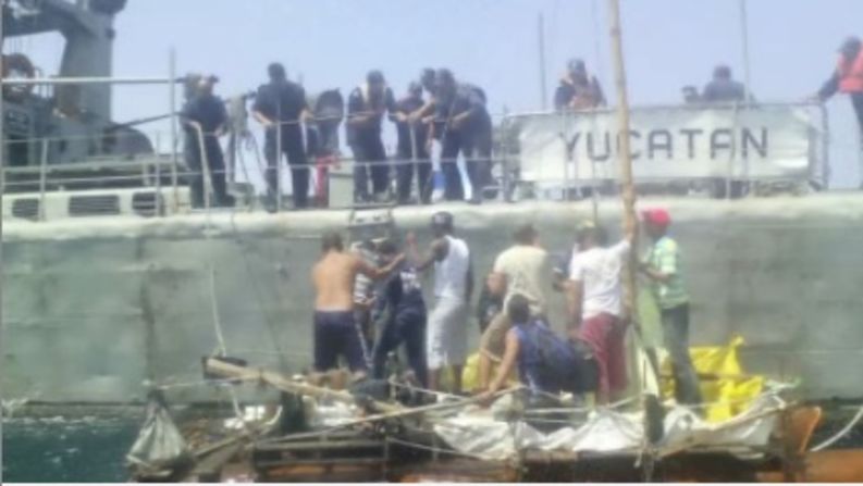 La Marina de México rescató a dos grupos de cubanos que iban a la deriva cerca de Puerto Progreso, en Yucatán. Al menos uno de los grupos había partido de Isla Juventud en Cuba y llevaba 16 días en el mar, según las autoridades. Crédito: Marina de México.