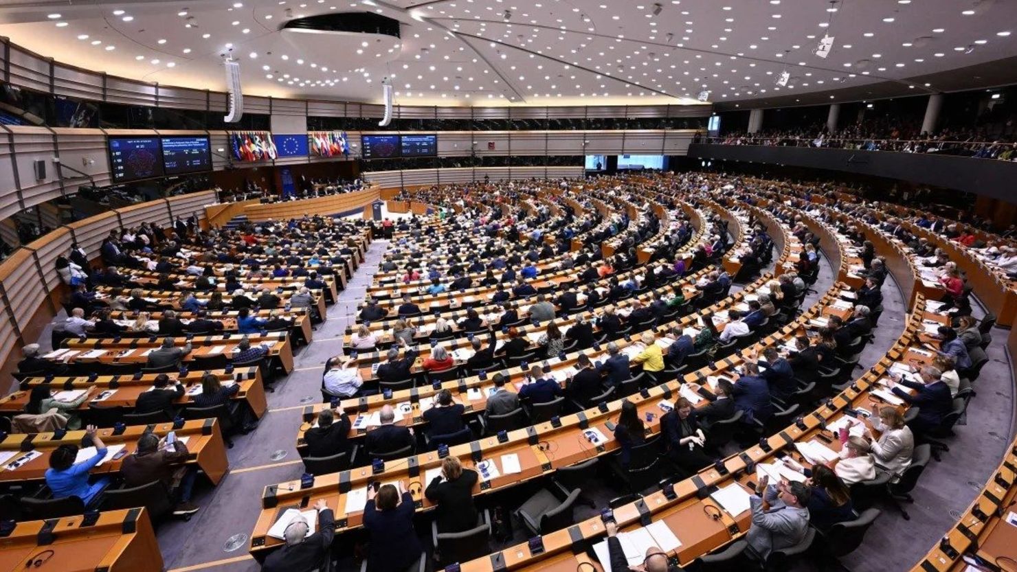 del Parlamento Europeo asisten a una sesión plenaria en Bruselas el 10 de abril.