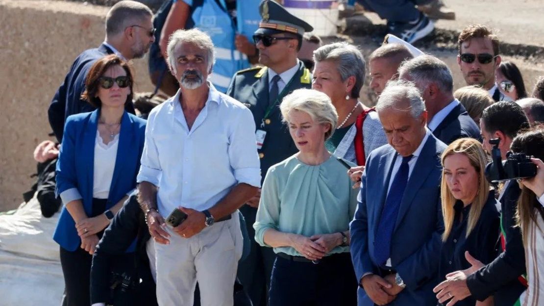 La presidenta de la Comisión Europea, Ursula von der Leyen, y la primera ministra de Italia, Giorgia Meloni, visitan el puerto al que llegan los migrantes, en la isla siciliana de Lampedusa, en septiembre de 2023.