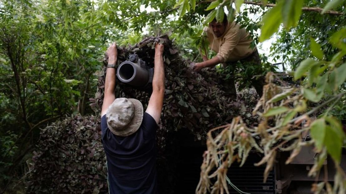 Tropas ucranianas utilizan redes de camuflaje para ocultar un tanque Abrams suministrado por Estados Unidos en el este de Ucrania.