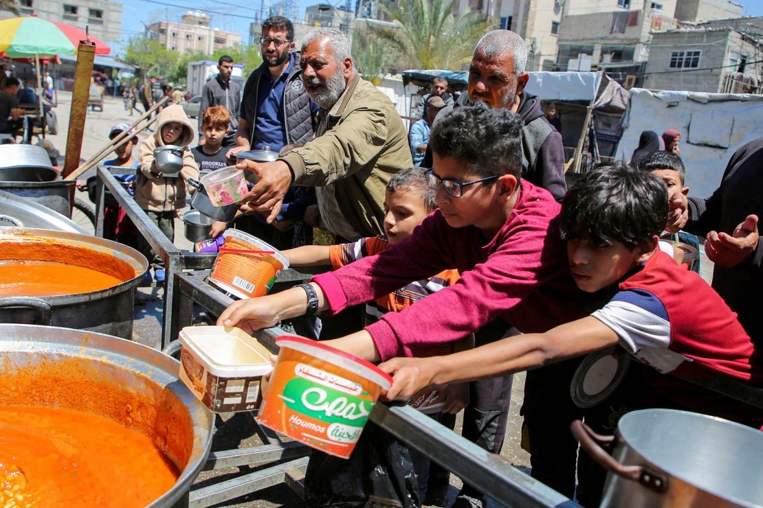 Palestinos se reúnen para recibir alimentos cocinados por una cocina de caridad en Rafah, en el sur de Gaza, el 8 de mayo.