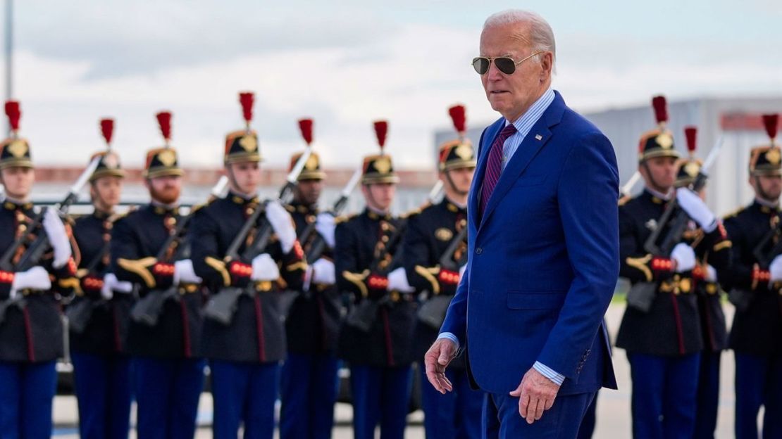 El presidente Joe Biden camina junto a una guardia de honor francesa tras llegar al aeropuerto de Orly, al sur de París, el 5 de junio de 2024. Crédito: Evan Vucci/AP