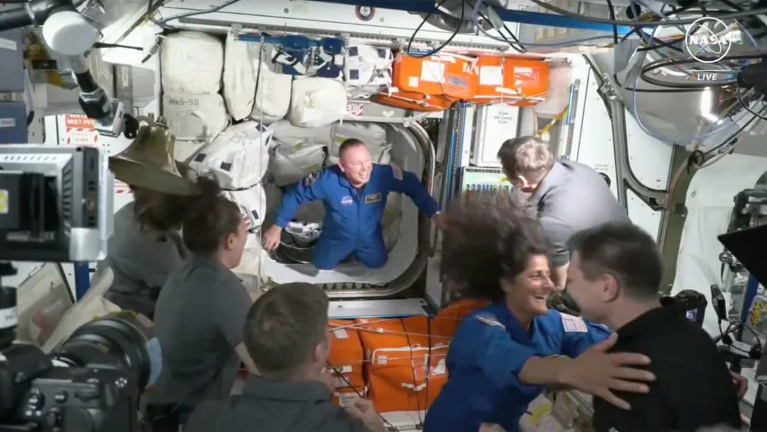 Butch Wilmore (izquierda) y Suni Williams ingresan a la estación espacial desde Starliner. Crédito: NASA.