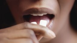 El chicle sin azúcar es sólo uno de los muchos productos de consumo y alimentos que contienen xilitol, según los expertos. Crédito: Synthetic-Exposition/iStockphoto/Getty Images