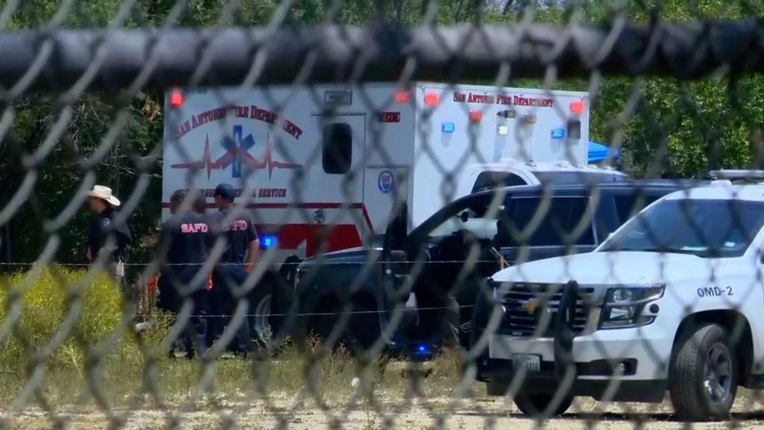 En una imagen tomada de un video, se observa al personal de EMS y bomberos en el lugar el 6 de junio.