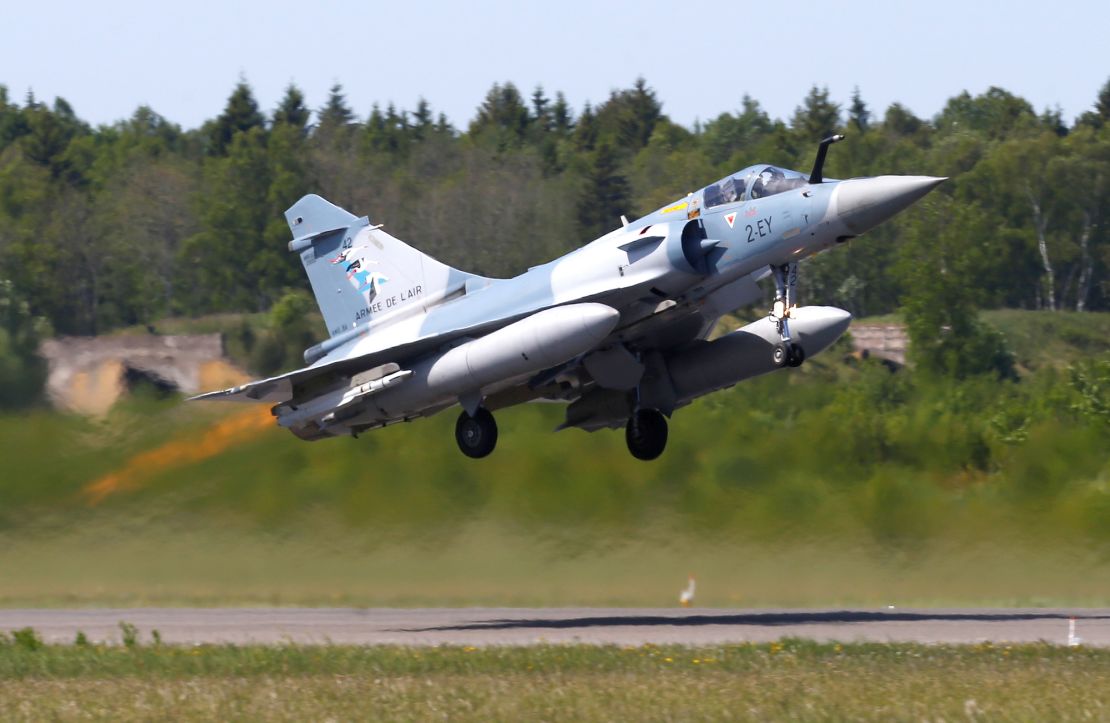 El caza Mirage 2000-5 de la Fuerza Aérea de Francia despega durante una misión de la OTAN en la base aérea militar de Amari, Estonia, el 25 de mayo de 2018.