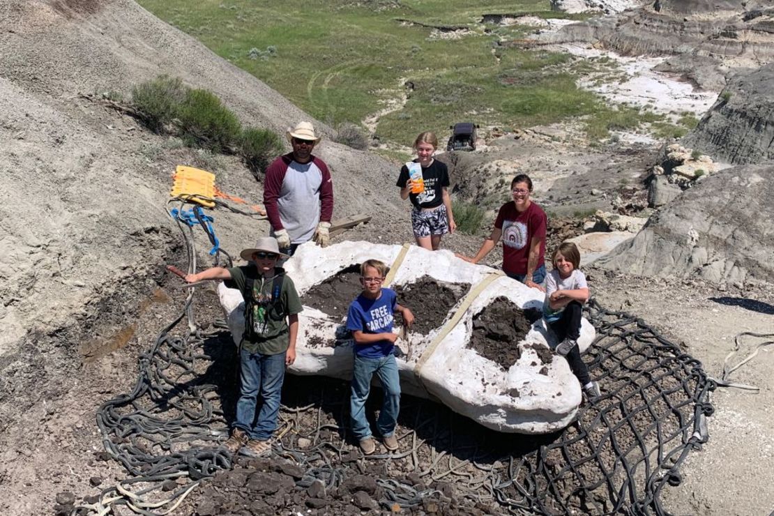 La familia descubridora de dinosaurios regresa al sitio en julio de 2023 para la excavación, incluidos (en el sentido de las agujas del reloj desde la parte superior izquierda) Sam Fisher, Emalynn Fisher, Danielle Fisher, Liam Fisher, Kaiden Madsen y Jessin Fisher. Crédito: Cortesía del Museo de Naturaleza y Ciencia de Denver