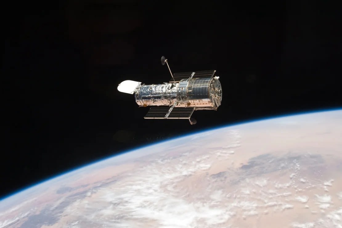 El Telescopio Espacial Hubble de la NASA observa el universo en mayo de 2009 después de una de las misiones del transbordador espacial para dar servicio al observatorio espacial.