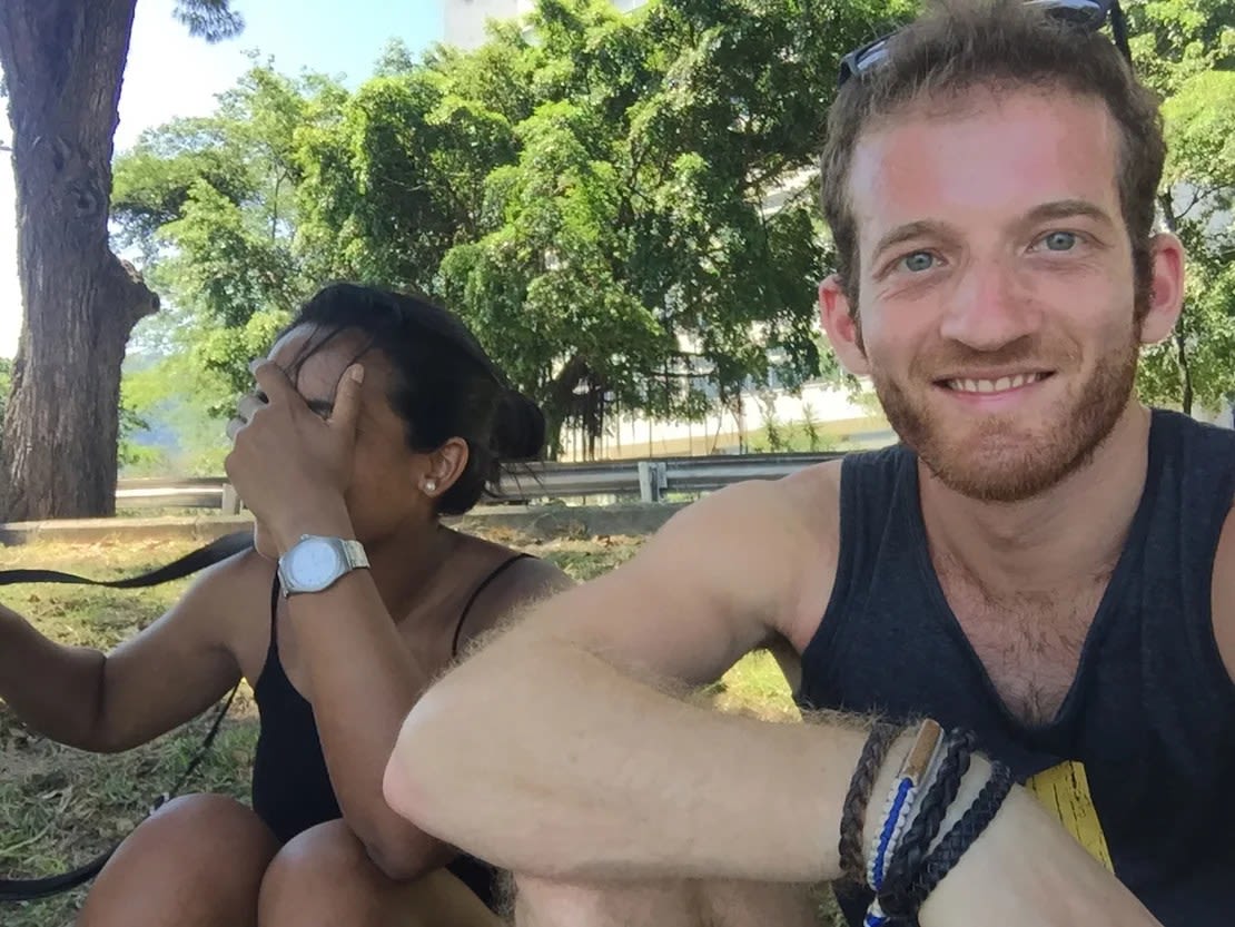 Esta es la primera foto de Alessandra y Tristano juntos, tomada mientras caminaban por la laguna de Río. Alessandra se cubrió la cara en broma, ya que no estaba segura de ser fotografiada por un chico al que pensó que nunca volvería a ver.