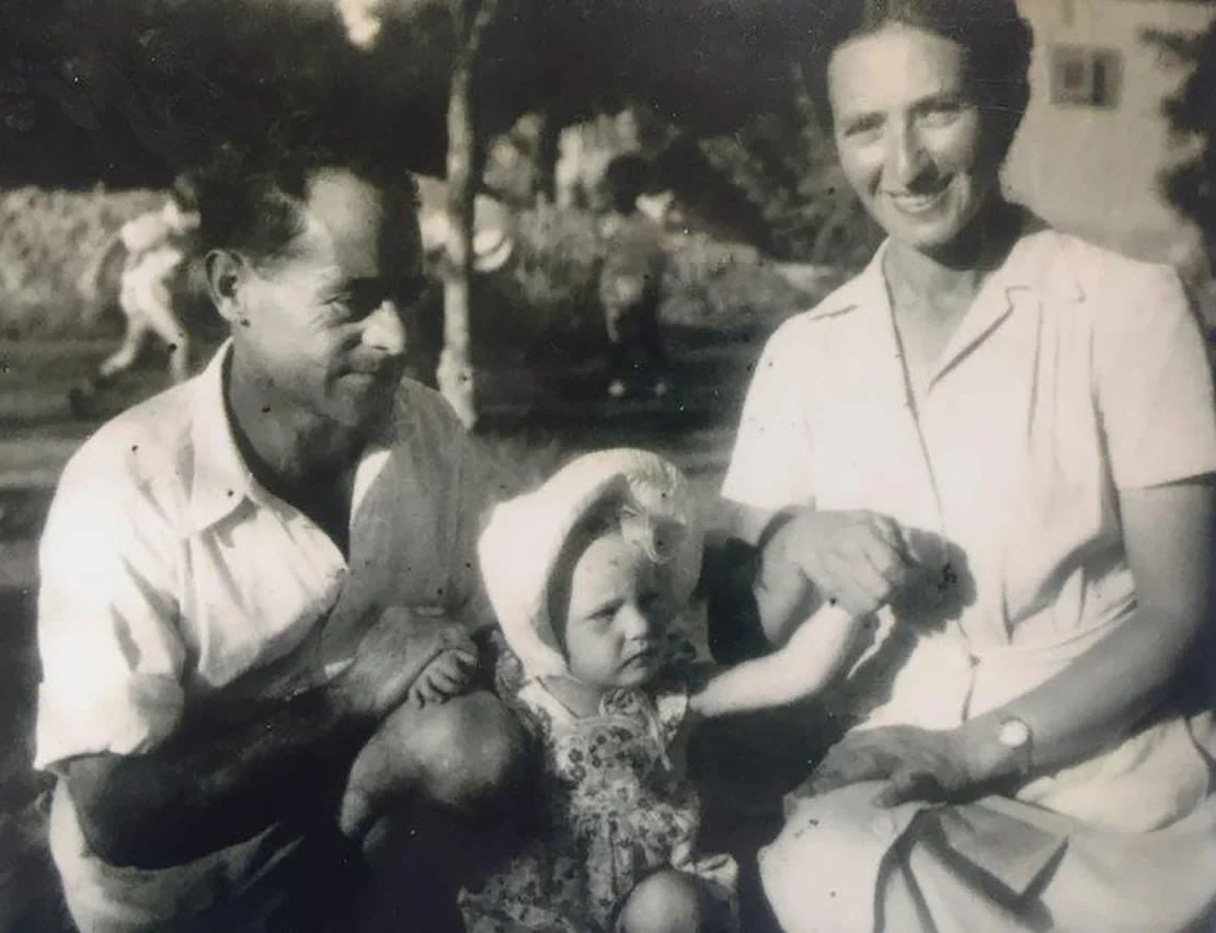 Milman cuando era pequeña con Eliezer y Hulda Rosenfeld, quienes la adoptaron en Israel en 1948. Cortesía de Elana Milman