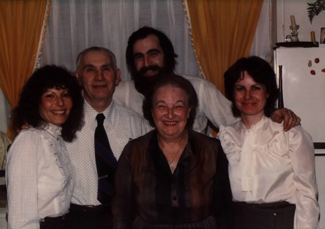 Elana, derecha, y su madre biológica Franziska (Franka), centro, con su esposo Yoseph Bursztajn y sus otros hijos, Mike y Diane, en 1981. Cortesía de Elana Milman