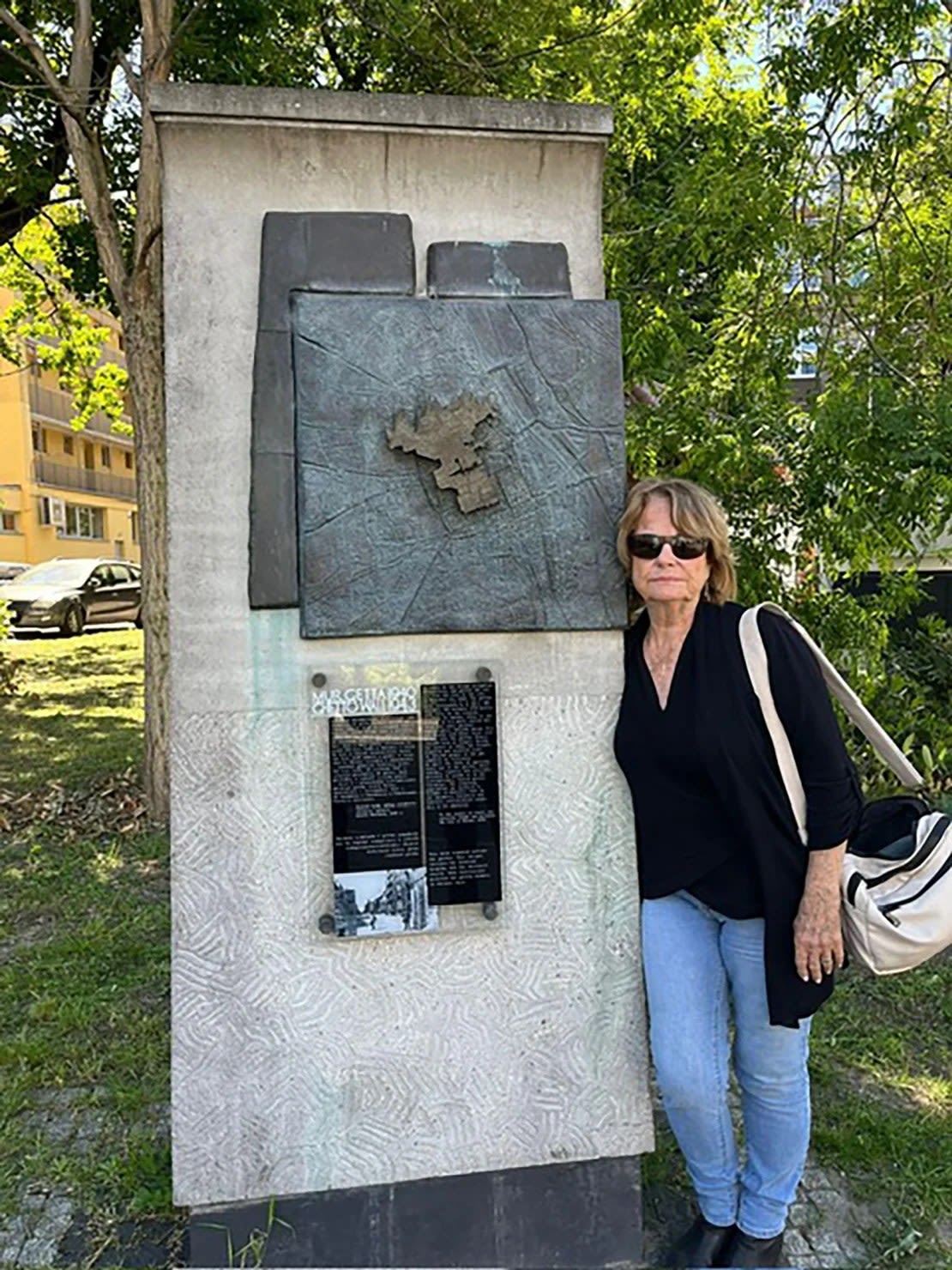 Elana Milman en la foto en el monumento del gueto de Varsovia durante su reciente visita a Polonia. Según supo, sus padres estaban en Varsovia durante el levantamiento de 1944. Cortesía de Elana Milman