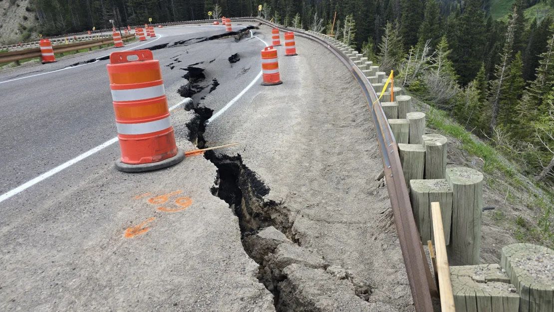 Se ven grietas en la carretera de Teton Pass el viernes 7 de junio de 2024, el día antes de su "falla catastrófica". (Foto: Departamento de Transporte de Wyoming).