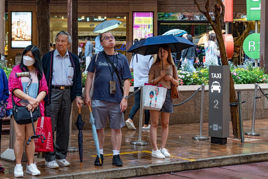 Personas esperan cerca de una parada de taxis en Hong Kong el 24 de mayo de 2024.