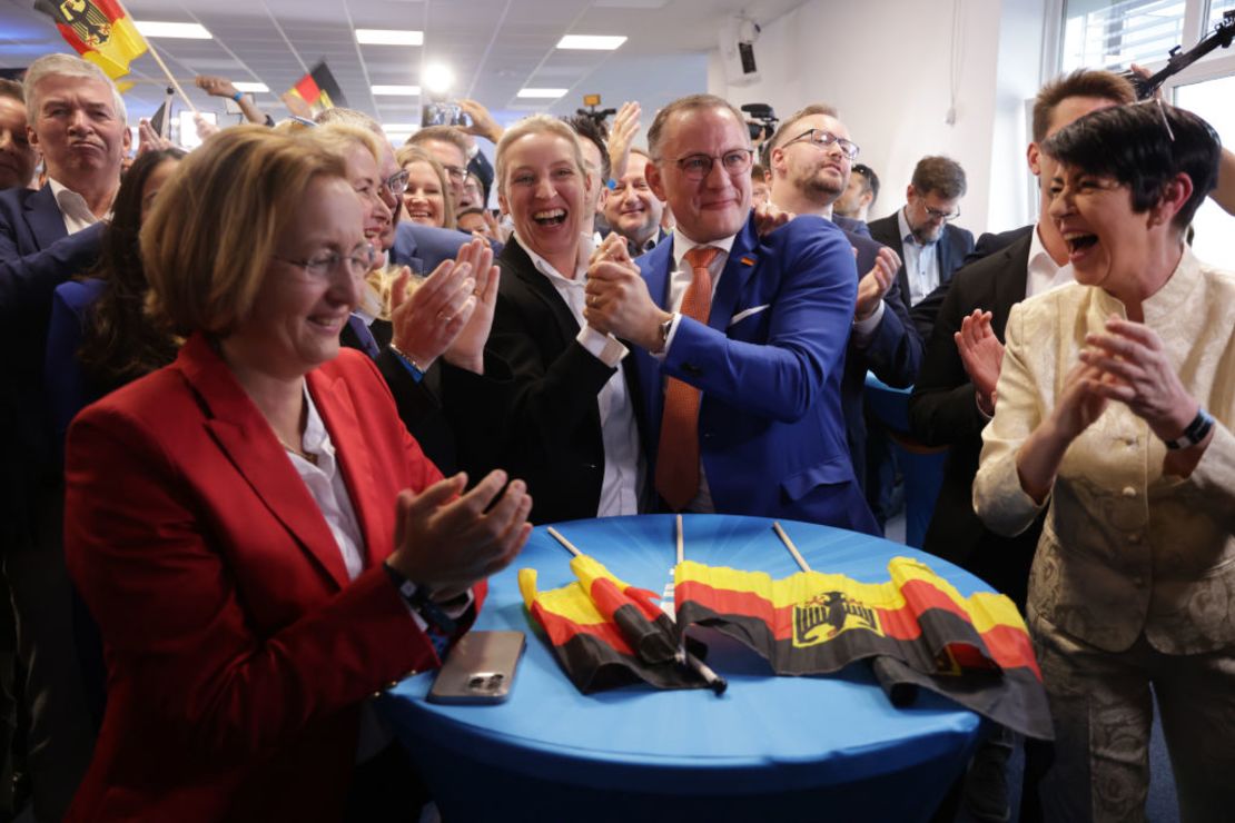 Miembros del partido político de extrema derecha Alternativa para Alemania (AfD), celebran primeros resultados en las elecciones al Parlamento Europeo el 9 de junio.