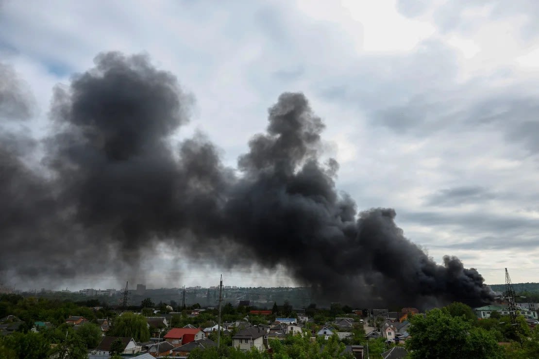 El humo se eleva después de un ataque con misiles rusos en Kharkiv el 17 de mayo. Valentyn Ogirenko/Reuters