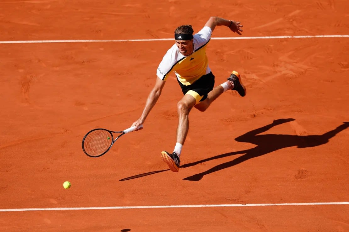 Zverev, que jugó su primera final del Abierto de Francia, persigue un punto contra Alcaraz. Crédito: Jean-François Badias/AP.