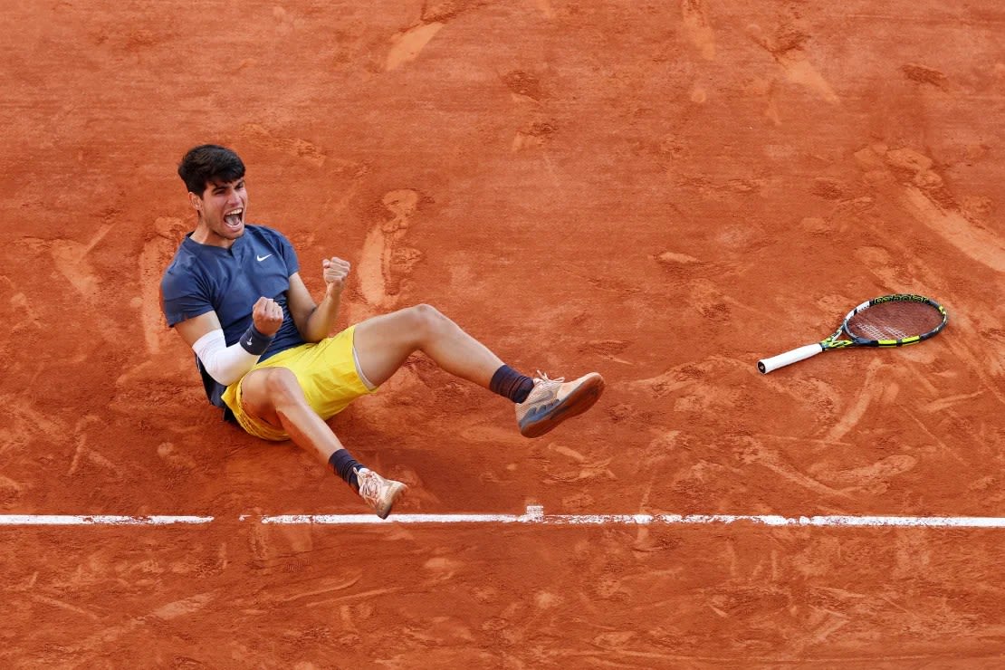 Alcaraz celebra ganar un tercer título de Grand Slam, todo antes de cumplir 22 años. Crédito: Clive Brunskill/Getty Images.