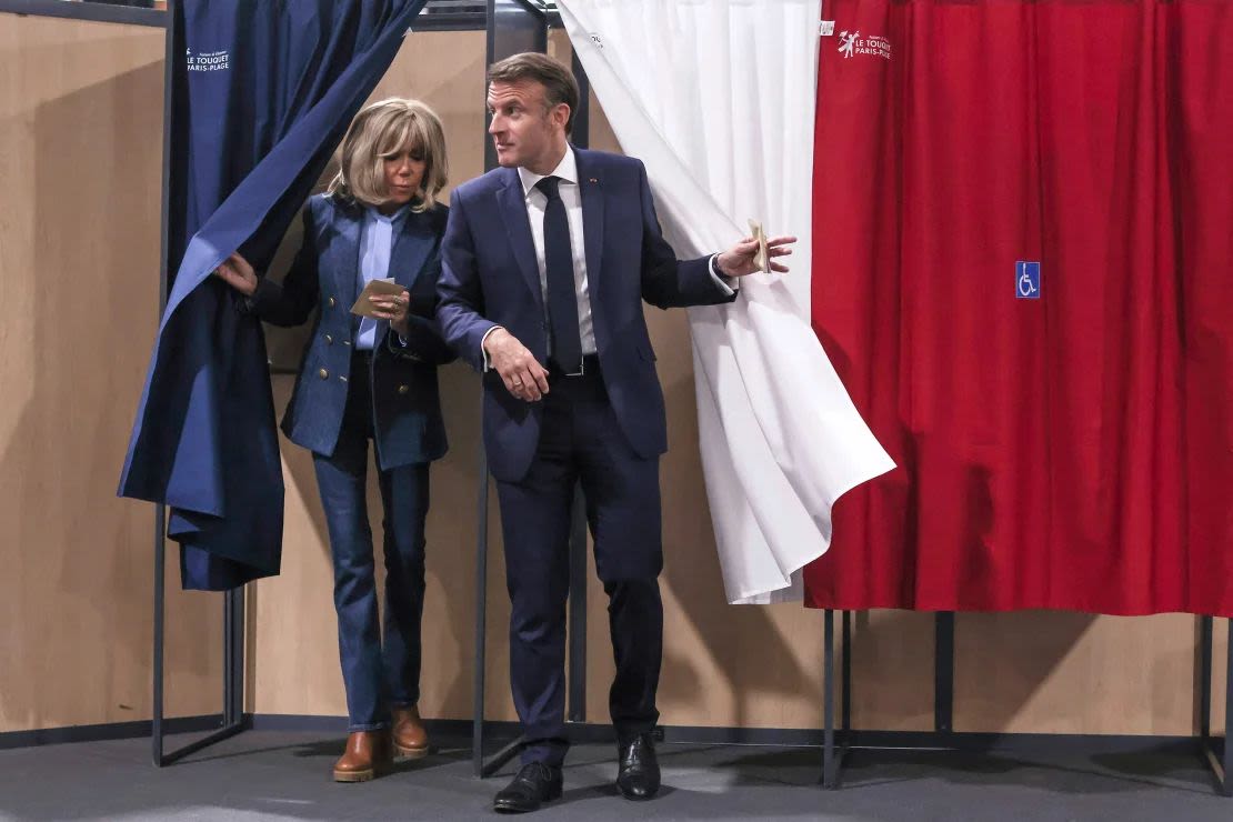 Macron y la primera dama Brigitte Macron en el colegio electoral de Touquet, para las elecciones europeas, el 9 de junio de 2024. Crédito: Stephane Lemouton/SIPA/AP