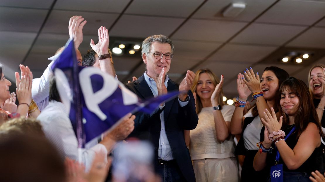 El líder del partido de oposición de derecha Partido Popular (PP), Alberto Núñez Feijoo, llega a una conferencia de prensa después de los resultados de las elecciones al Parlamento Europeo, en Madrid el 9 de junio de 2024. Crédito: OSCAR DEL POZO/AFP vía Getty Images