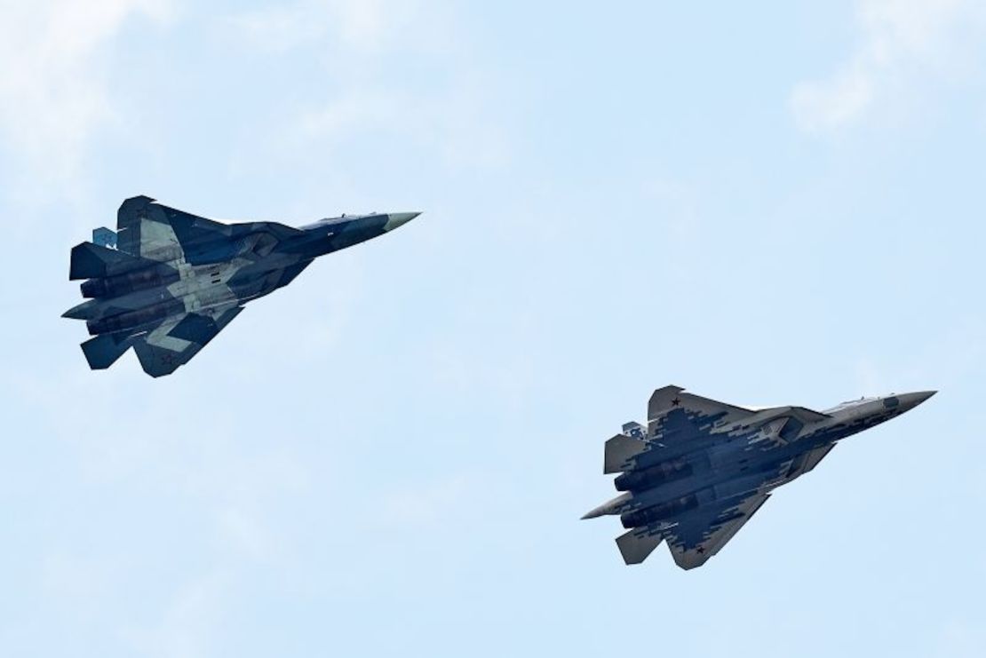 Aviones de combate Sukhoi Su-57 participan en una demostración de vuelo en Zhukovskiy, Rusia, el 27 de agosto de 2019.