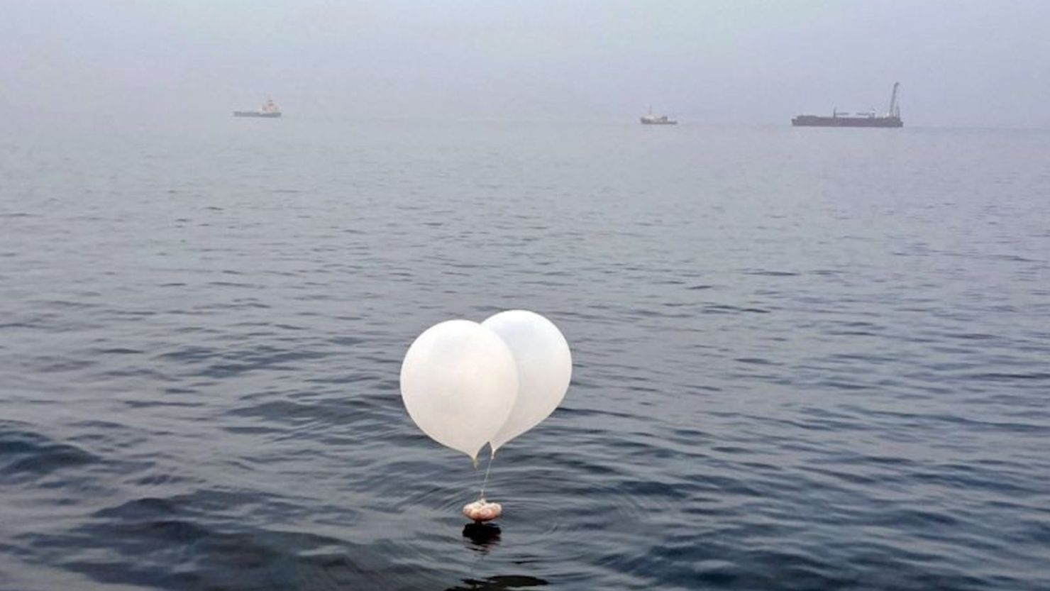Globos posiblemente enviados desde Corea del Norte vistos frente a la costa de Incheon, Corea del Sur, el 9 de junio de 2024.
