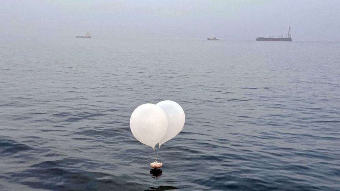 Globos posiblemente enviados desde Corea del Norte vistos frente a la costa de Incheon, Corea del Sur, el 9 de junio de 2024.