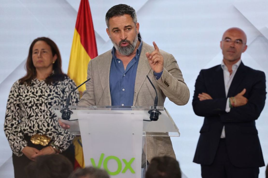 El líder del partido de extrema derecha español Vox, Santiago Abascal, y el candidato de Vox, Jorge Buxade, en una rueda de prensa tras los resultados de las elecciones al Parlamento Europeo, en Madrid, el 9 de junio de 2024.