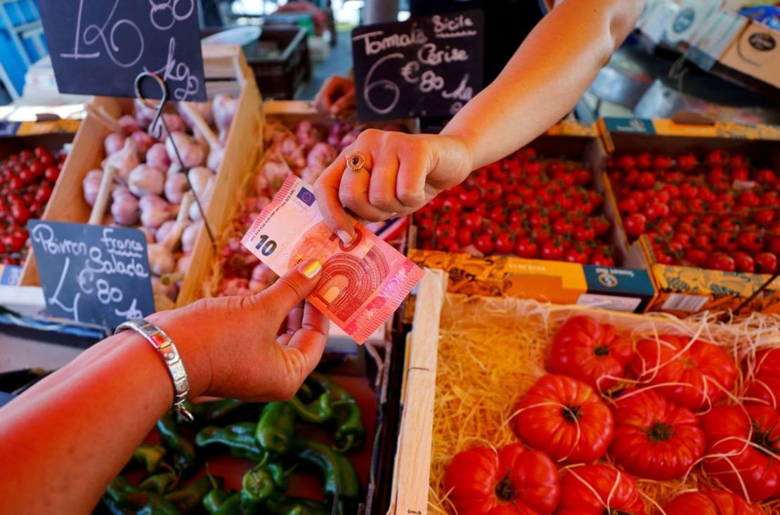 El dólar ha bajado frente al euro, lo que complica los gastos sobre el terreno. Crédito: Eric Gaillard/Reuters