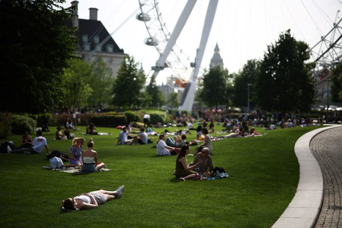 Si quieres disfrutar de los parques londinenses este verano, quizá sea mejor que te alojes fuera de la ciudad y te desplaces hasta allí. Crédito: Henry Nicholls/AFP/Getty Images