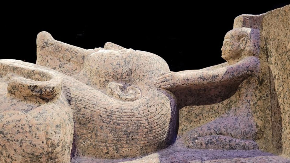 Psusennes I reutilizó este sarcófago que perteneció a Merneptah, hijo y sucesor de Ramsés II. La tapa del sarcófago está arriba. La reutilización de objetos funerarios ayudó a vincular a los gobernantes posteriores con el periodo del Imperio Nuevo de Ramsés II, considerado una época gloriosa del antiguo Egipto. Crédito: Frédéric Payraudeau