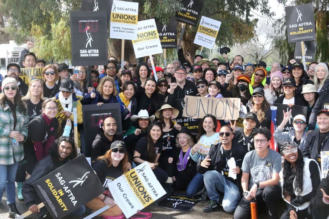 Profesionales de la industria del entretenimiento se reunieron en un mitin de IATSE, Teamsters Local 399 y Hollywood Basic Crafts en Encino en marzo. Crédito: zz/GOTPAP/STAR MAX/IPx/AP.