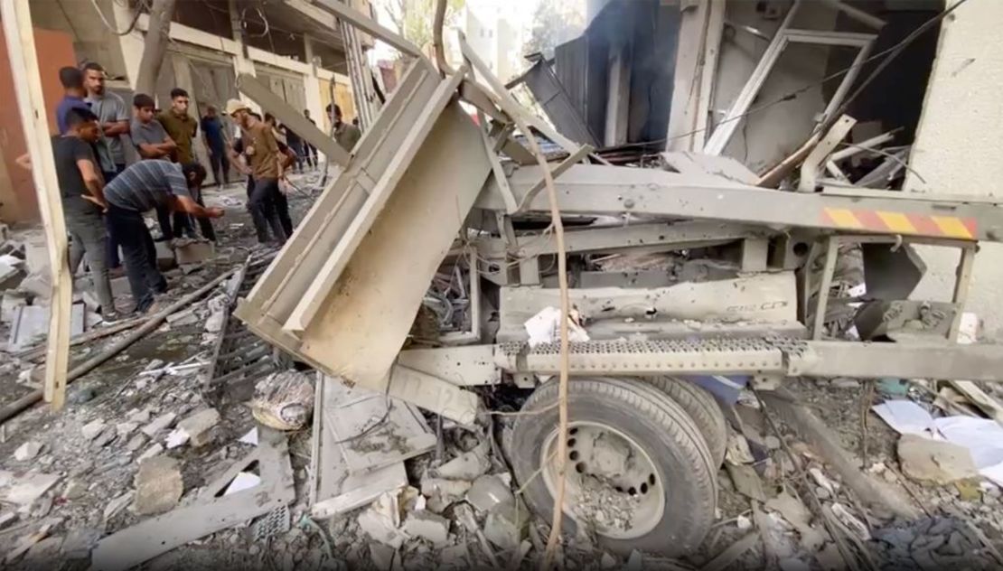 CNN encontró lo que parece ser una de las escaleras utilizadas en la operación al revisar las imágenes grabadas después del rescate. Crédito: CNN CNN utilizó estos restos para confirmar que la camioneta blanca, una Mercedes Sprinter S19 CDI, fue destruida en un ataque tras el rescate. Crédito: CNN