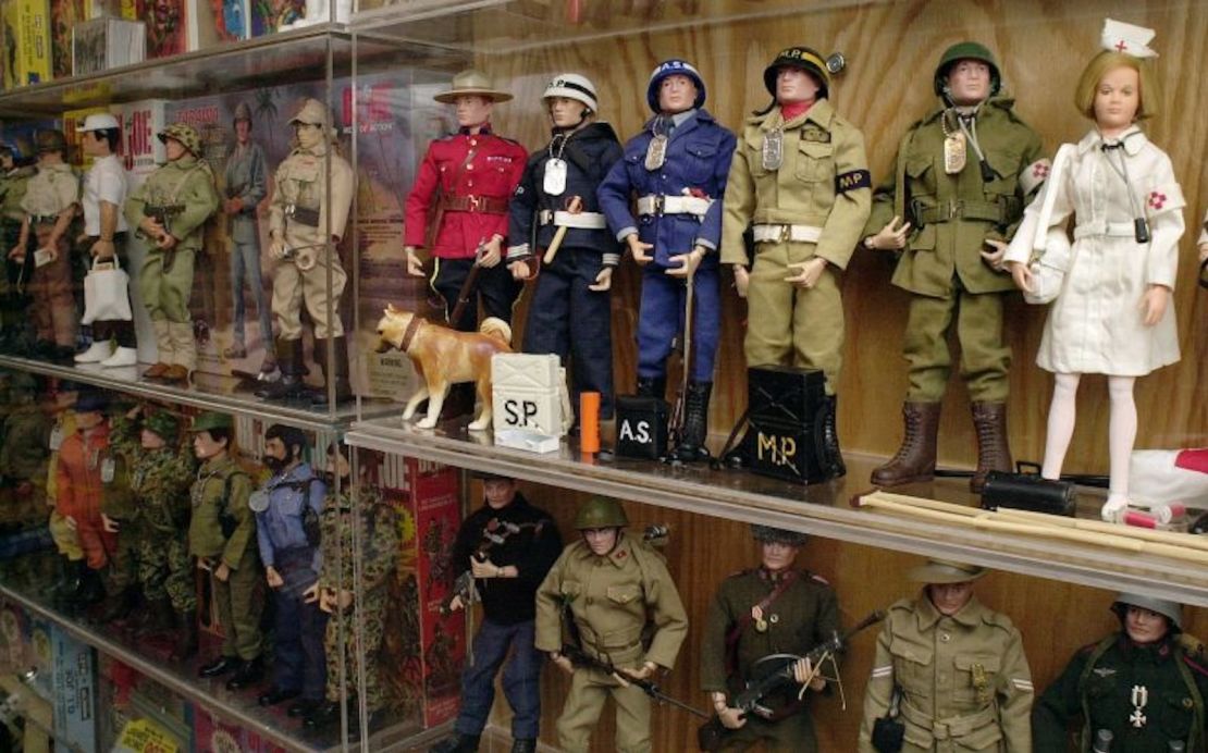 Parte de la colección de figuras de acción de G.I. Joe perteneciente a Paul Arnold se muestra el miércoles, 26 de junio de 2002, en su casa de Virginia Beach, Va. Arnold tiene una colección de más de 160 figuras de G.I. Joe, incluida la figura de una enfermera, a la derecha, y cientos de accesorios, desde ropa y vehículos hasta una cápsula espacial y trajes.