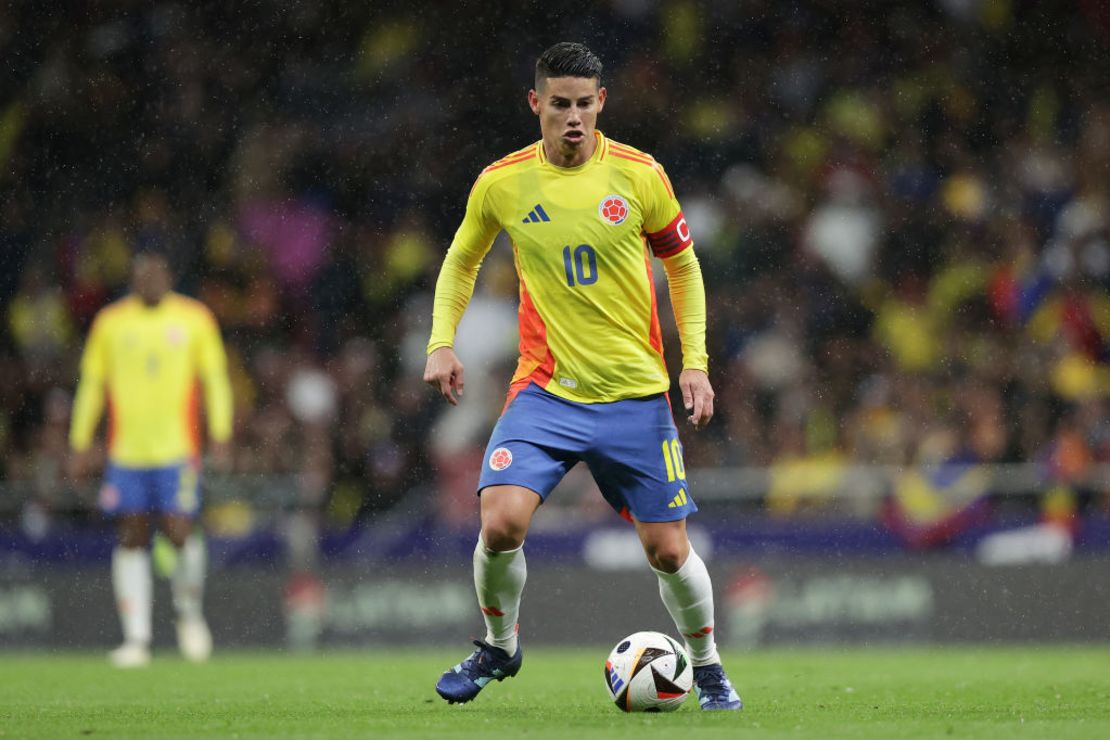 James Rodríguez de Colombia controla el balón durante el partido amistoso entre Rumania y Colombia en el Estadio Metropolitano de Civitas el 26 de marzo de 2024 en Madrid, España. Crédito: Gonzalo Arroyo Moreno/Getty Images