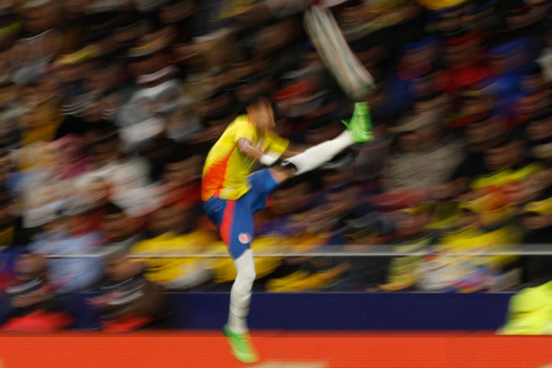 El delantero colombiano Luis Díaz intenta controlar el balón durante el partido amistoso internacional de fútbol entre Rumania y Colombia en el estadio Metropolitano de Madrid el 26 de marzo de 2024. Crédito: OSCAR DEL POZO/AFP vía Getty Images