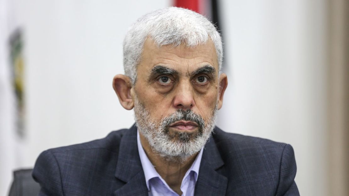 El jefe de Hamas Yahya Sinwar asiste a una reunión con miembros de grupos palestinos en la Ciudad de Gaza en abril de 2022.