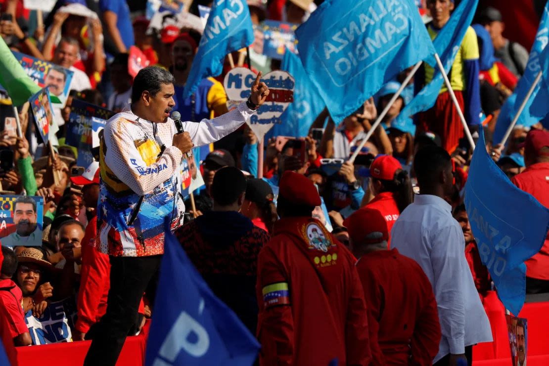 El presidente de Venezuela, Nicolás Maduro, habla con sus partidarios en Caracas el 25 de marzo, día en que se registró como candidato en las próximas elecciones presidenciales para asegurar otro mandato de seis años. Leonardo Fernández Viloria/Reuters