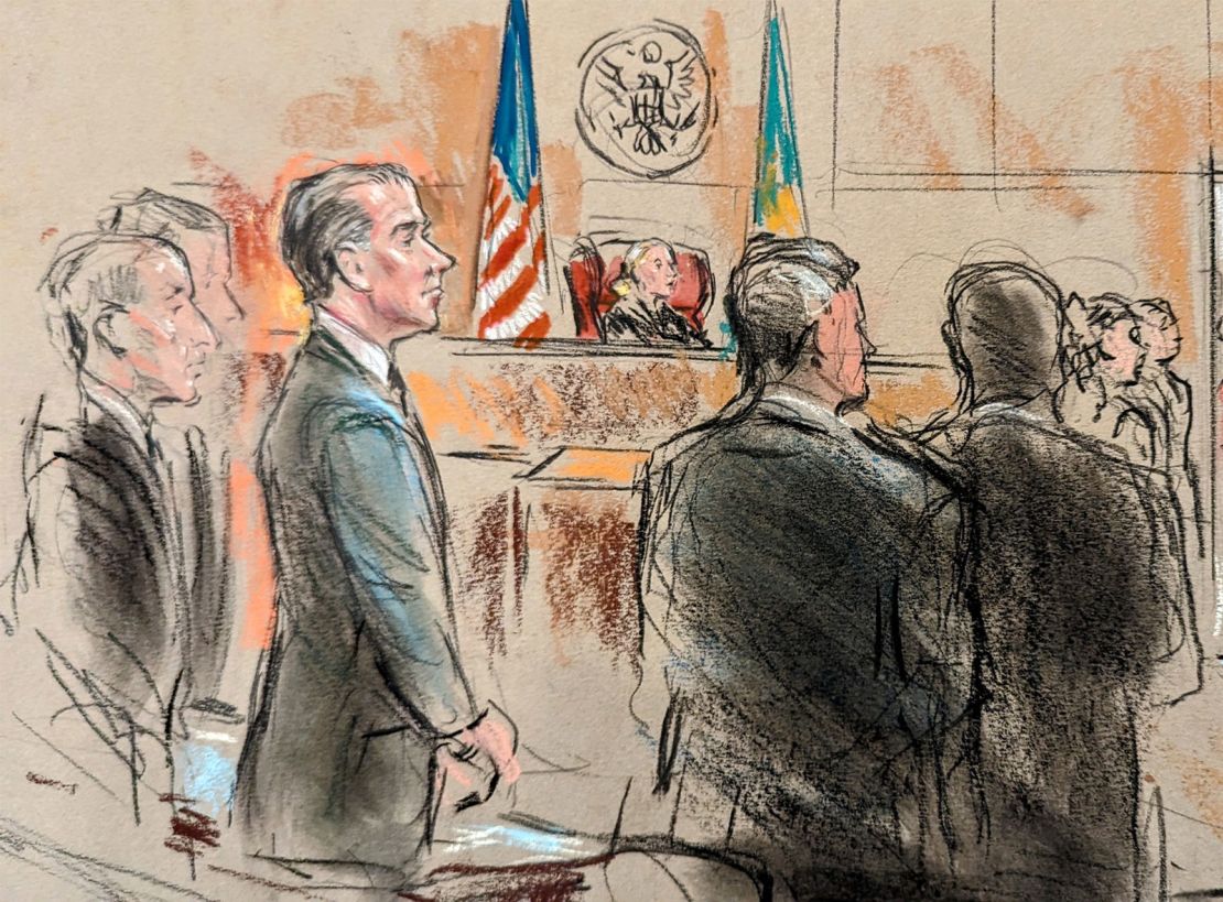 Hunter Biden, segundo desde la izquierda, observa cómo los del jurado abandonan la sala del tribunal para deliberar en Wilmington, Delaware, el 11 de junio.