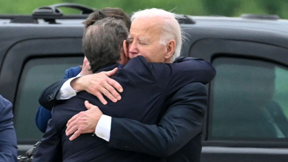 El presidente Joe Biden abraza a su hijo Hunter Biden a su llegada a la Base de la Guardia Nacional Aérea de Delaware en New Castle, Delaware, el 11 de junio.