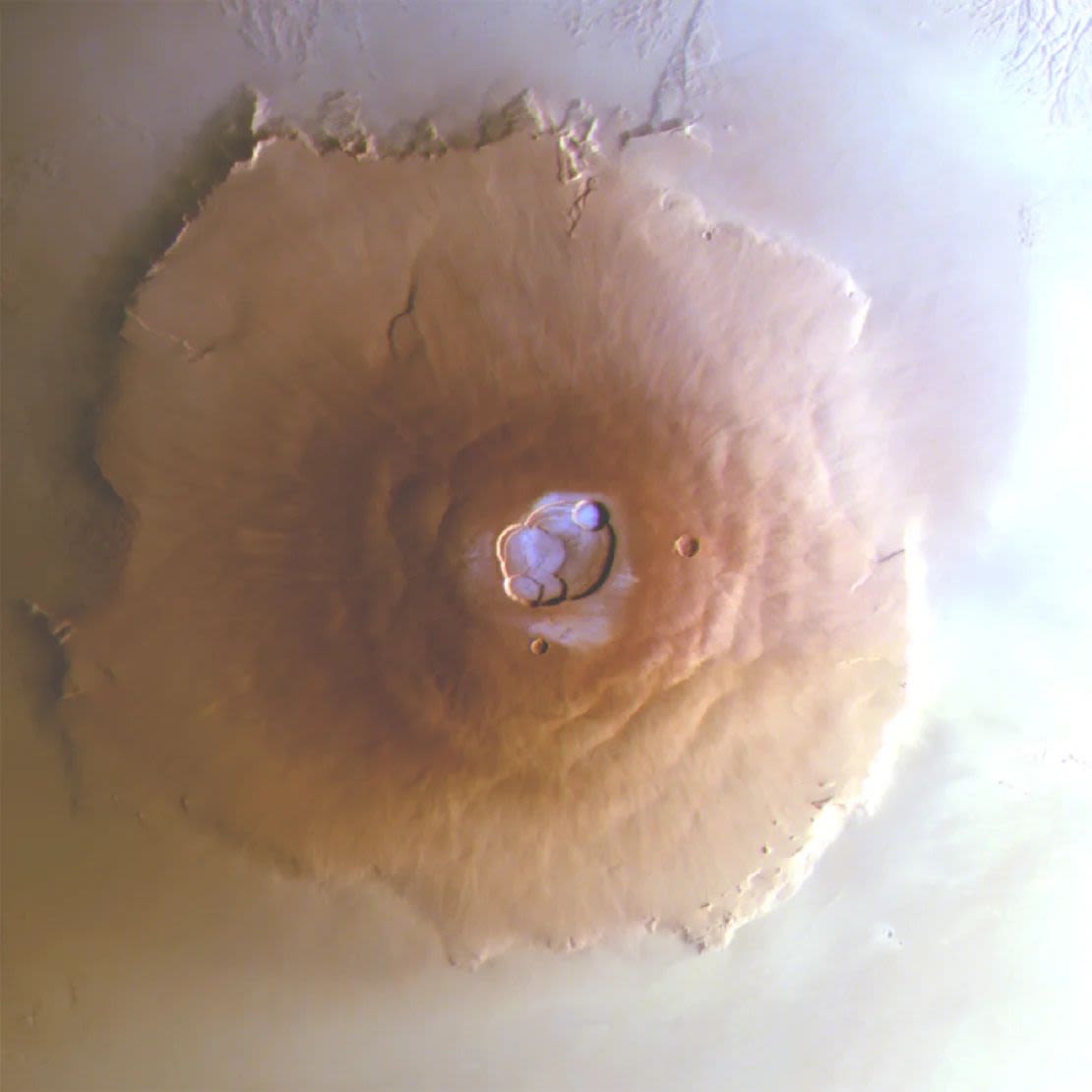 Esta imagen de Olympus Mons fue obtenida temprano en la mañana (7:20 am, hora solar local) por la cámara estéreo a bordo de la Mars Express de la ESA, como parte de una nueva investigación que revela por primera vez heladas de agua cerca del ecuador de Marte, una parte del planeta donde se creía imposible que existieran heladas. Crédito: ESA/DLR/FU Berlín.