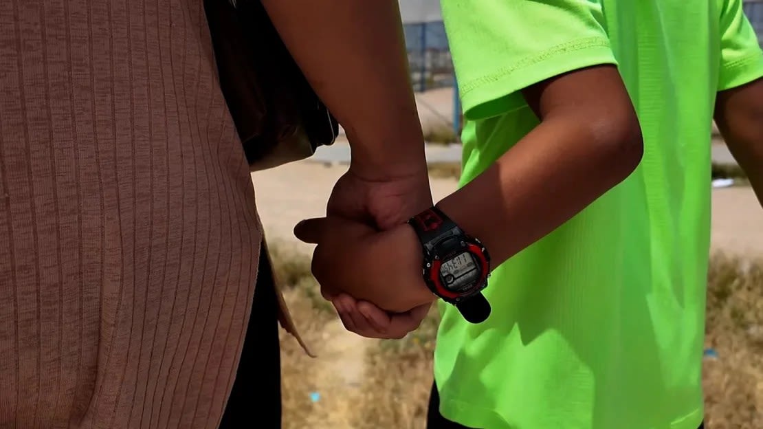 Hoda Muthana toma de la mano a su hijo de 7 años en el campo de detención de Al-Roj, en el noreste de Siria.