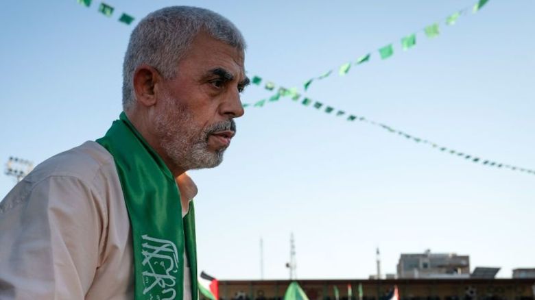 El fallecido líder de Hamas, Yahya Sinwar, saluda a sus seguidores en un mitin en mayo de 2021.