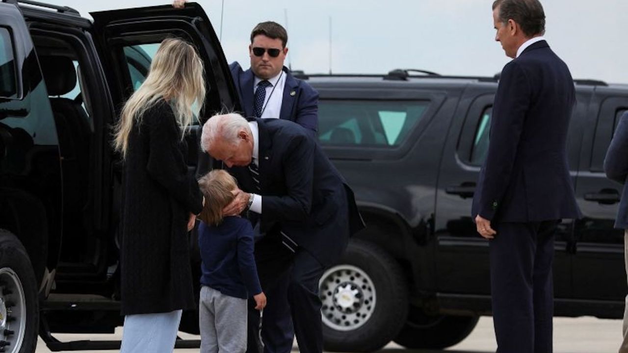 El presidente Joe Biden abraza a su nieto Beau Biden mientras su nuera, Melissa Cohen Biden, y su hijo, Hunter Biden, saludan al presidente en New Castle, Delaware, el 11 de junio de 2024.