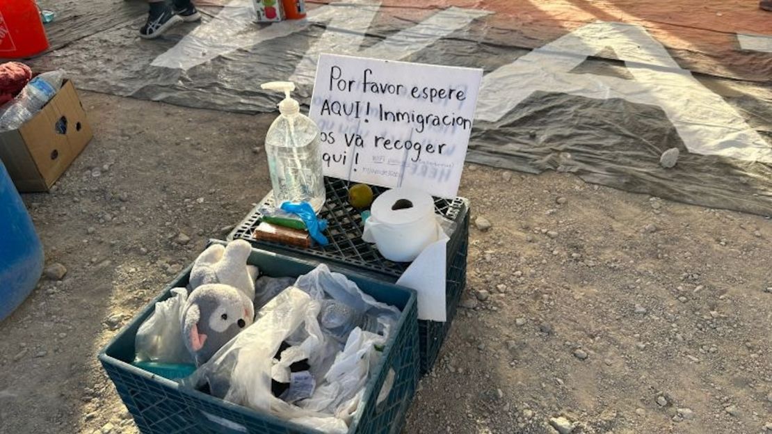 Un cartel dejado por trabajadores humanitarios advierte a los migrantes y solicitantes de asilo que no abandonen el refugio aislado en el desierto.