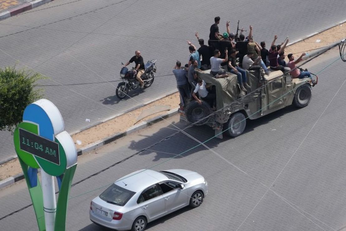 Militantes palestinos conducen un vehículo militar israelí capturado en la ciudad de Gaza el 7 de octubre de 2023, tras los ataques contra Israel.