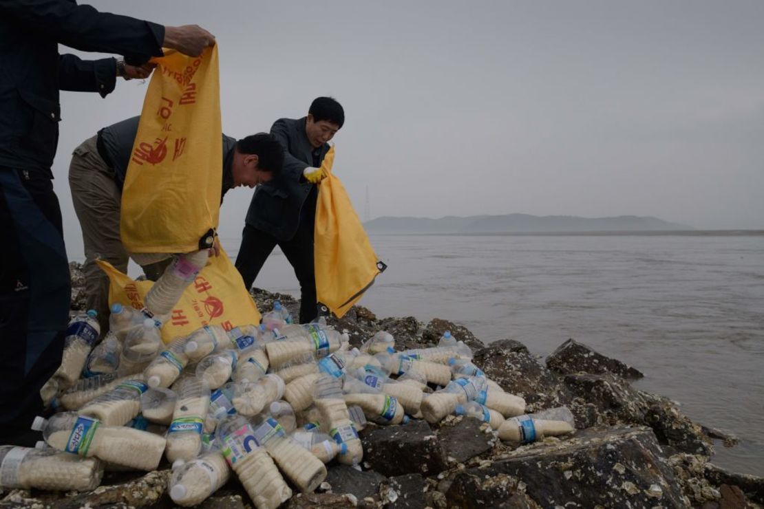 Activistas se preparan para lanzar al mar botellas llenas con arroz, dinero y memorias USB, en la isla de Ganghwa, al oeste de Seúl, el 1 de mayo de 2018, para que lleguen a Corea del Norte.