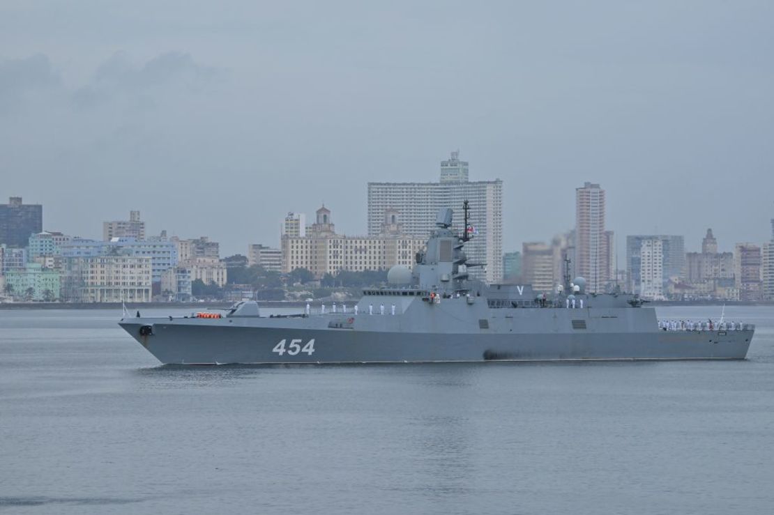 La fragata de clase rusa Almirante Gorshkov, parte del destacamento naval ruso que visita Cuba, llega al puerto de La Habana, 12 de junio de 2024.