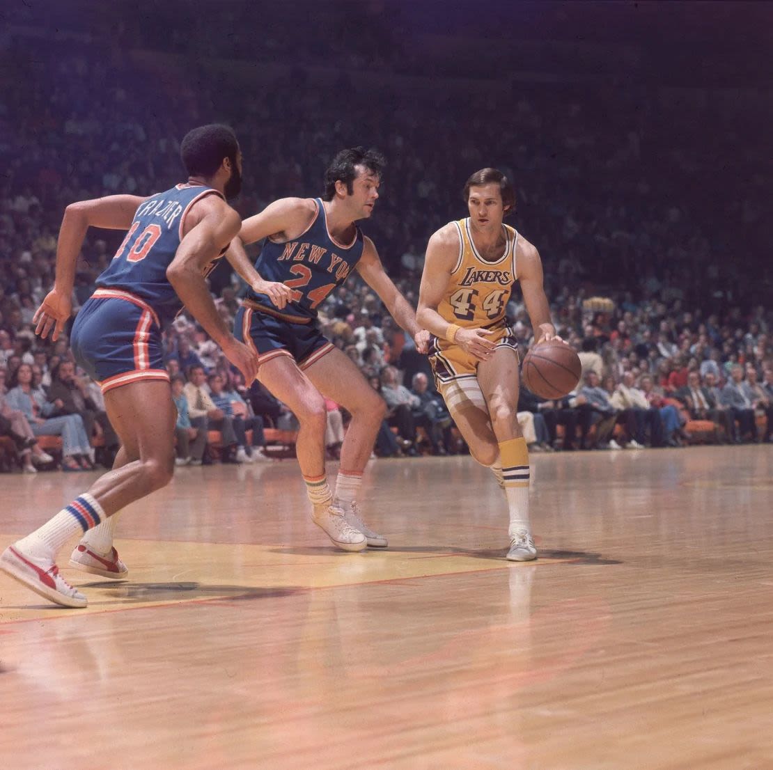 Jerry West (nº 44) jugando contra los New York Knicks en Inglewood, California, en 1973.