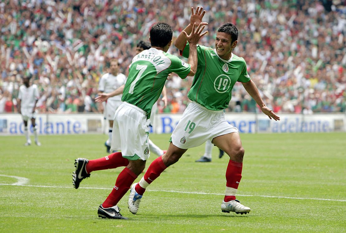 Jaime Lozano #19 de México celebra el gol ganador de su compañero Antonio Naelson #7 contra Estados Unidos durante su partido de clasificación para la Copa Mundial de la FIFA 2006, el 27 de marzo de 2005 en el Estadio Azteca en la Ciudad de México (Foto: Brian Bahr/Getty Images).